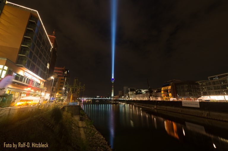 Rheinturm in Düsseldorf unter Strom