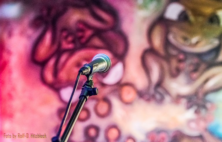 Suzan Köcher spielt im alten Stellwerk in Solingen